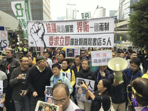 香港で5人相次ぎ失踪、「釈放」求め抗議デモ 2016年01月11日 09時11分