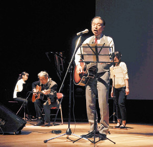 成人へ水俣市長「初恋」熱唱、阿蘇市長はＡＫＢ 2016年01月11日 09時59分