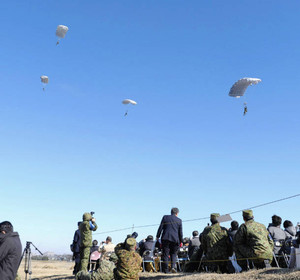 離島防衛を想定 陸自が降下訓練 習志野演習場で公開
