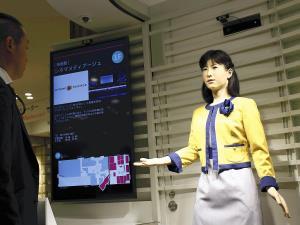 人型ロボット、活用広がる…3か国語で案内も 2016年01月11日 12時53分