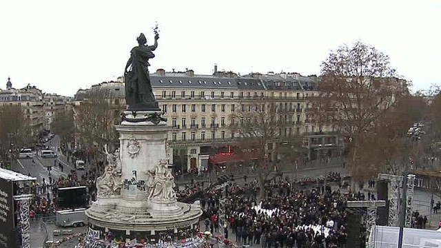 厳戒態勢続くパリ、テロ犠牲者の追悼式 大統領ら参加