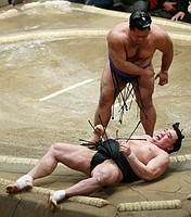 日馬富士に土=大相撲初場所2日目