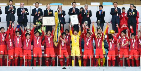 東福岡５発！最弱世代が「走」＋「謙虚」で２冠達成／高校選手権