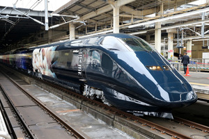 アートと融合「現美新幹線」、姿現す 駅の客びっくり