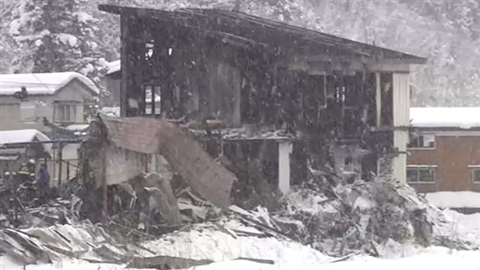 民家3棟全焼、2人の遺体発見 秋田・美郷