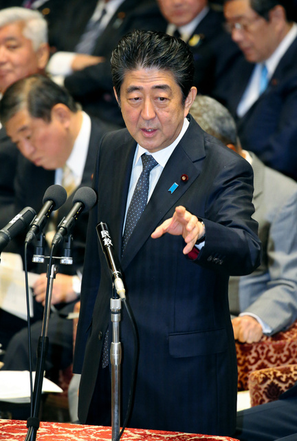 財源で溝 首相「税収上振れに期待」／財務相「安定的と言えず」