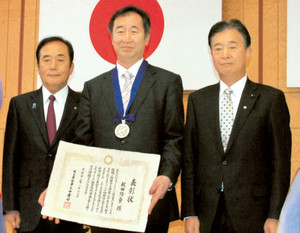 梶田さんに県民栄誉章 ノーベル賞受賞知事「さらに飛躍を」