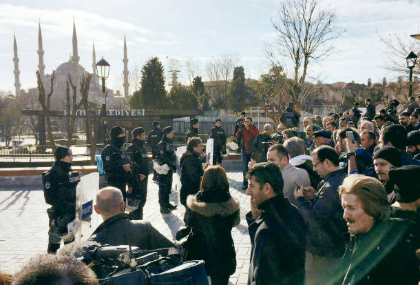 イスタンブールで自爆テロ、騒然とする現場