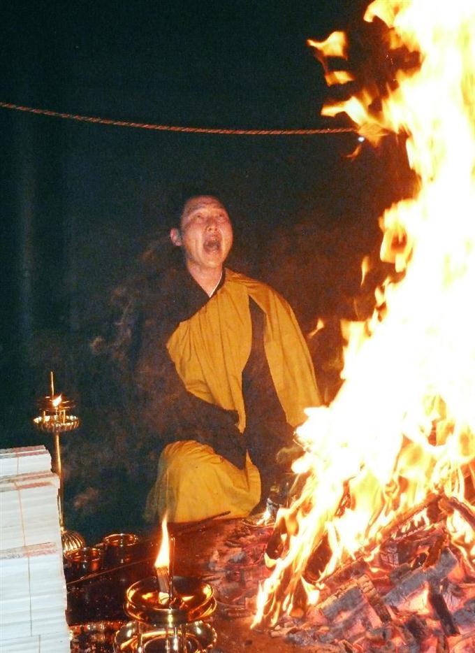 広島新井が護摩行90分 12年連続の苦行に耐えた