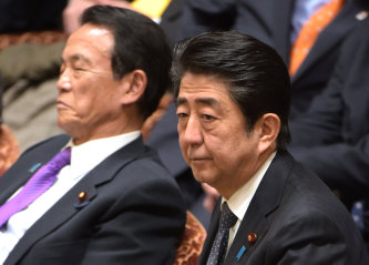 首相は税収上振れ分活用検討、麻生氏は慎重姿勢 2016年01月13日 10時07分