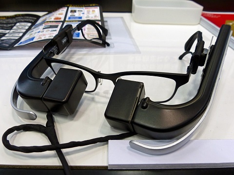 メガネスーパーのメガネ型ウェアラブル端末「bg」、プロトタイプ展示中