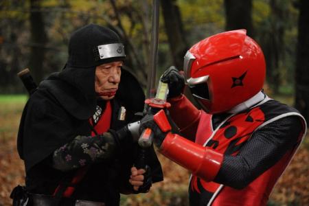 笹野高史、最年長“変身”記録更新 アカニンジャー親子三代そろい踏み