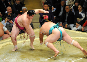 遠藤、何とか初日「悪い中でもやっていきたい」 大相撲