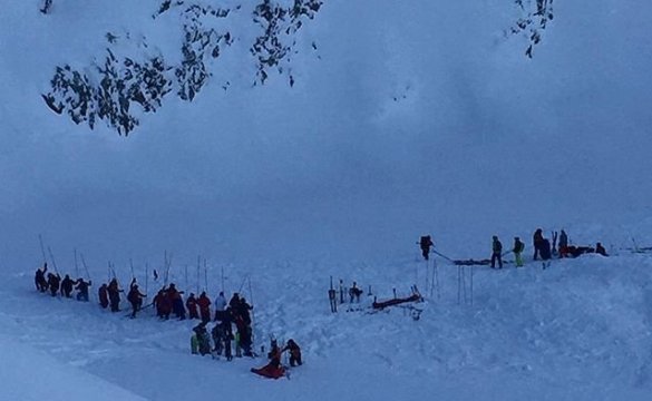 仏アルプスで雪崩、３人が死亡
