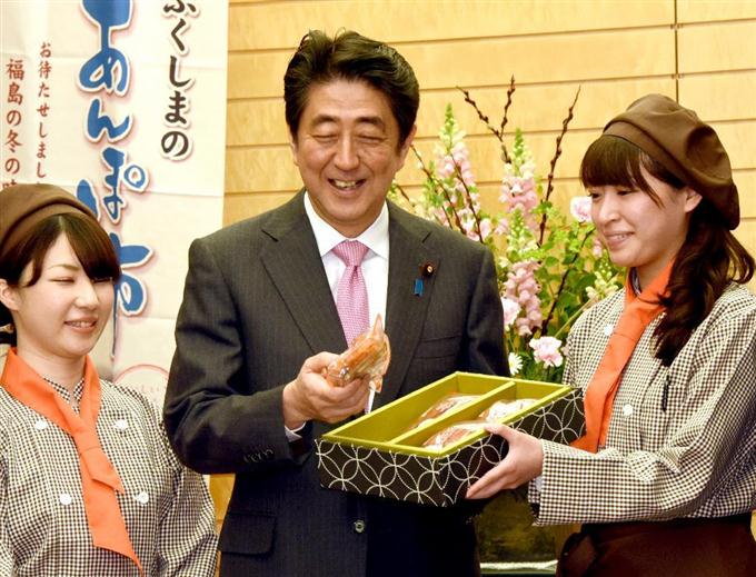 安倍首相にあんぽ柿贈呈=福島・伊達市長ら