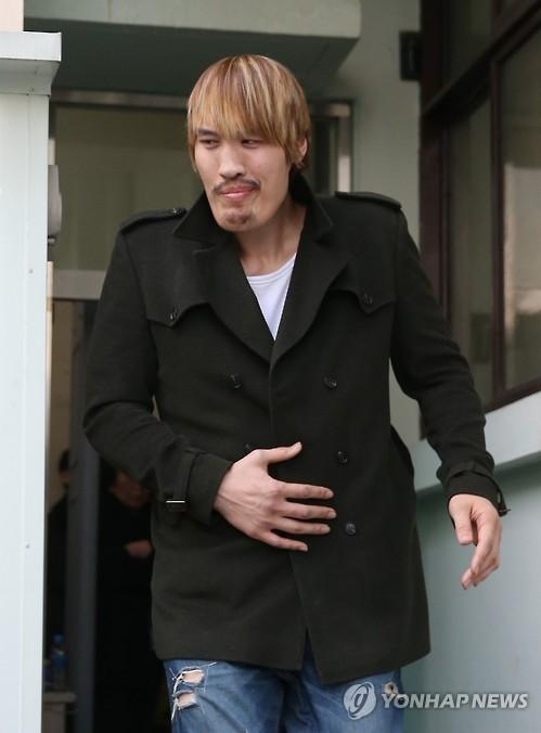 チェ・ホンマン被告に懲役１年・執行猶予２年の有罪判決