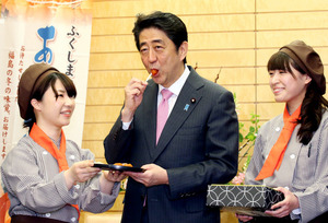安倍首相、あんぽ柿試食し「安保国会乗り切れた」