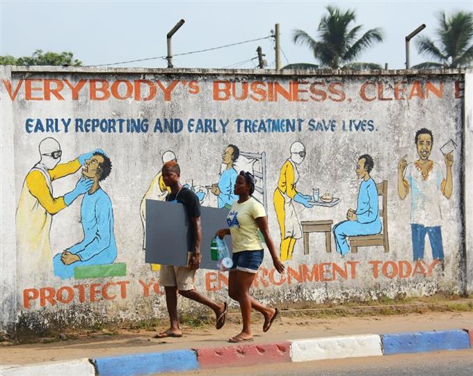 西アフリカのエボラ熱終息 2年間で死者1万人超