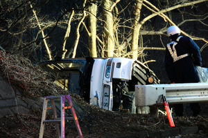スキーバスが転落、2人死亡11人心肺停止 軽井沢