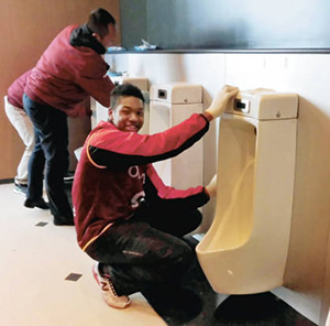 楽天オコエら球場清掃ファンのためトイレピッカピカ