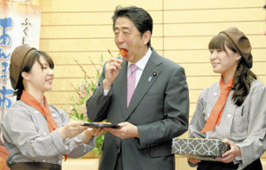 安保国会乗り切れた…「あんぽ柿」に首相感謝 2016年01月15日 10時27分