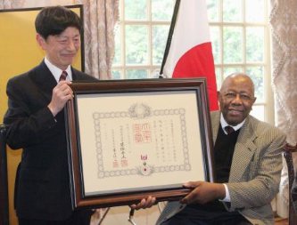 叙勲伝達 野球で日米友好に貢献、旭日小綬章受章