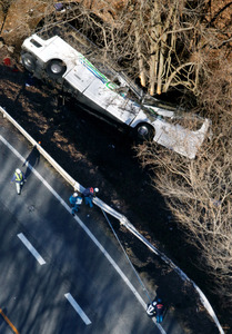 事故のバス会社に家宅捜索 死亡の乗客、一部の身元判明