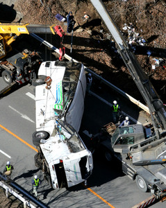 運転手が報告せずルート変更 バス転落事故、死者１４人
