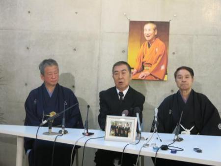 文枝 春団治さんを繁昌亭から送り出す…ゆかりの赤い人力車用意