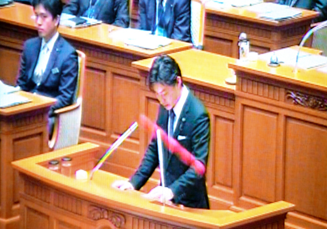 市議会にカラーボール投げ込み 大阪、容疑の男逮捕