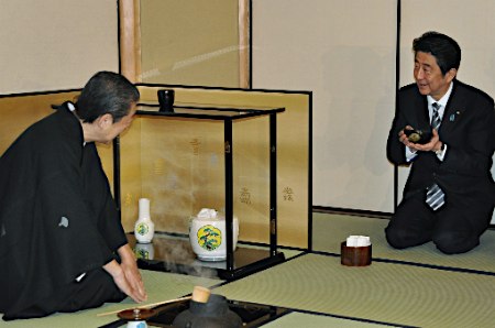 初釜の茶に「元気出る」=安倍首相