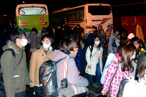 石井国交相がバス事故現地へ「悲惨さに胸つぶれる」