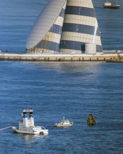 タンカーが砂利運搬船と衝突し沈没、乗組員無事 東京湾