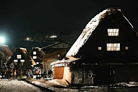 白川郷がライトアップ
