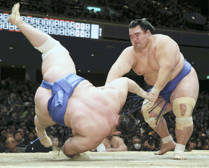 白鵬は逸ノ城下す、琴奨も７連勝…大相撲初場所