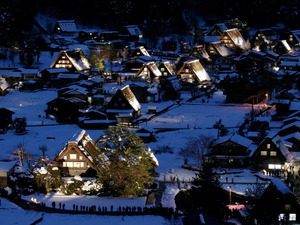 白川郷、ようやく雪化粧 合掌造り集落でライトアップ