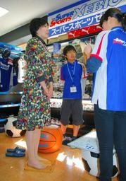 首相夫人が品川で体験学習視察 仮想店舗「楽しかった」