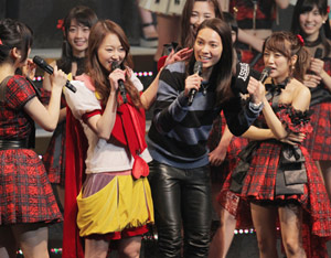 ＯＧ秋元才加、私服でパフォーマンスに参加＝同期・小林香菜の卒業発表で－ＡＫＢ４８