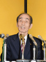 2016年01月18日 政界引退を表明する輿石氏（１７日、昭和町で）