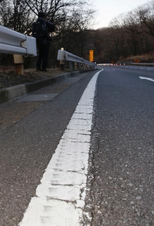 接触痕より手前にタイヤ痕 接触前から蛇行か バス事故