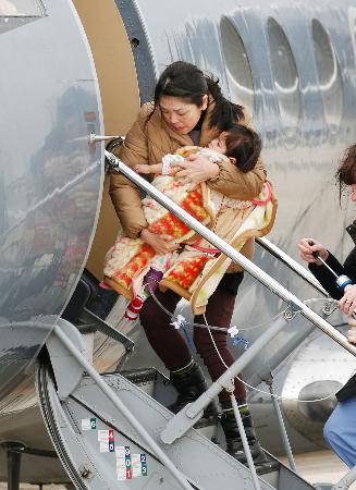 心臓移植手術に向け１歳女児渡米 関西空港から