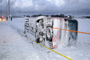 大型バスが横転、３人けが 福井の県道、田んぼに転落