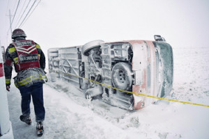 大型バスが田んぼに落ち横転、４人が軽傷 2016年01月19日 20時32分