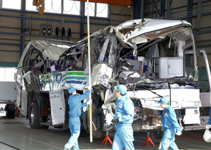 バス事故、運転手「大型は不慣れ」と伝達 所長が要請