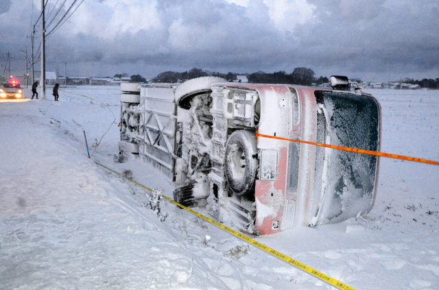 バス横転、４人けが＝突風にあおられる？—福井