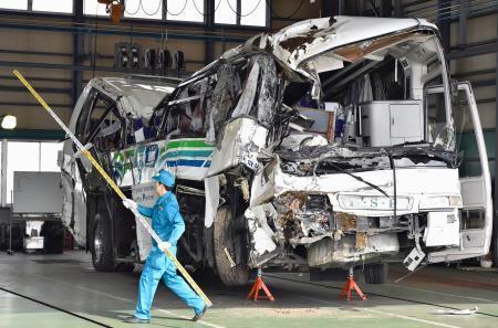 事故バスの蛇行、250メートル手前から ブレーキ点灯の映像