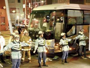運転手「ボーッと」…観光バス事故、２４人負傷 2016年01月20日 22時11分