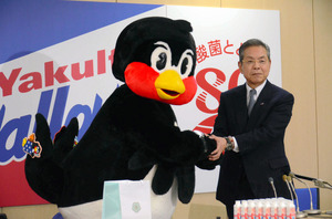 年俸アップつば九郎、さっそく“夜の街”に「うたげぢゃ～」