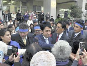首相と進次郎氏が急接近…選挙や農政、思惑一致 2016年01月21日 09時26分