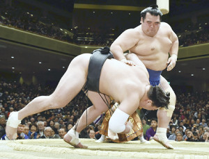 琴奨菊、日馬富士を破り無傷の１２連勝 2016年01月21日 19時40分